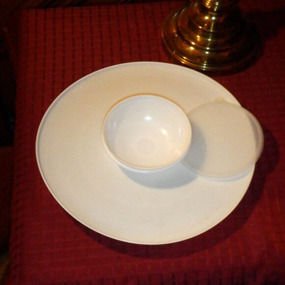 TUPPERWARE ~~~ Party PLATE with attached Dip Plate / Own Cover - Picture 1 of 1